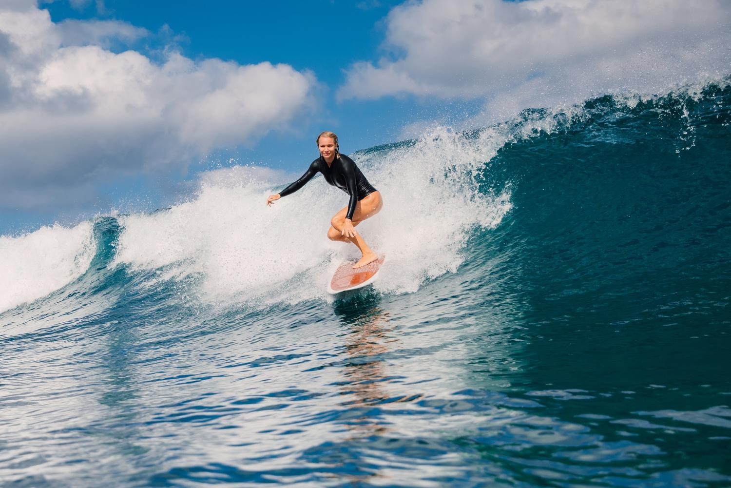 Surfeuse sur planche de surf